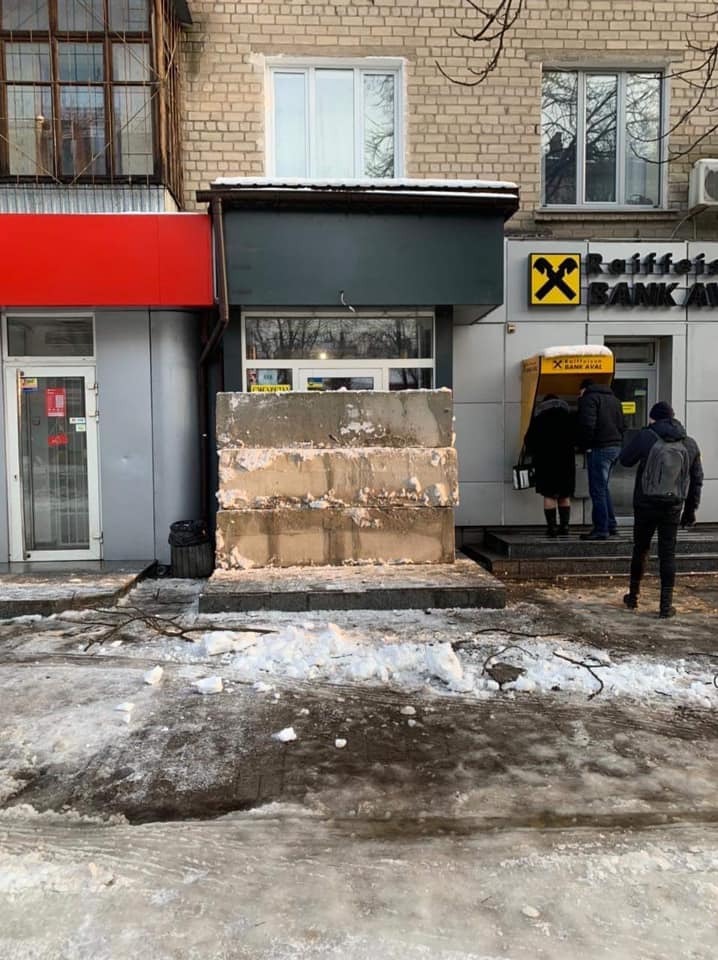 В Днепре "забетонировали" магазин с алкоголем