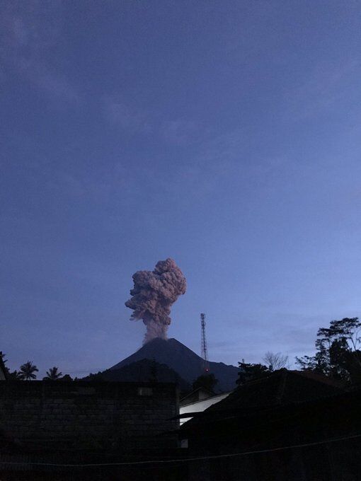Проснулся самый активный вулкан Индонезии