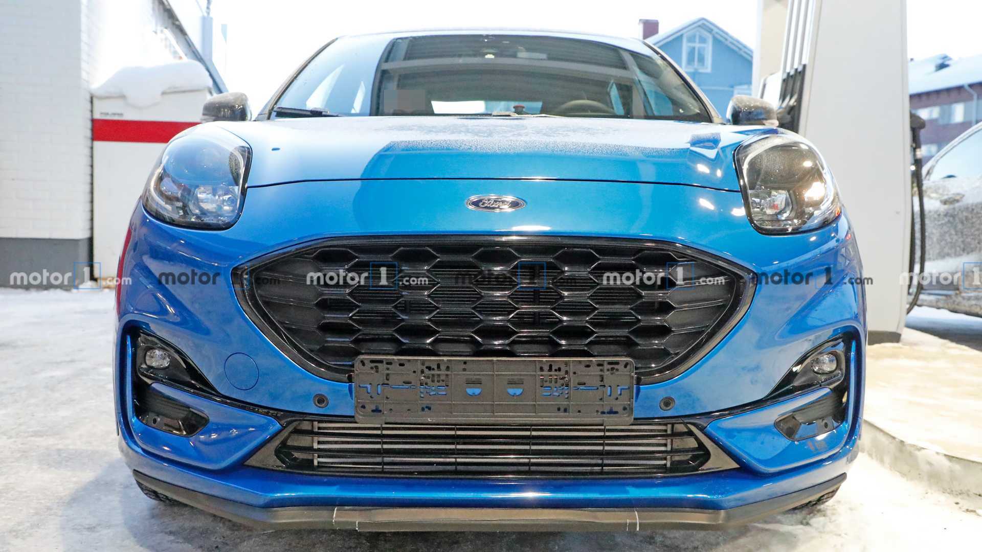 Спереди Ford Puma ST отличается дополнительным антикрылом и иным рисунком нижнего воздухозаборника