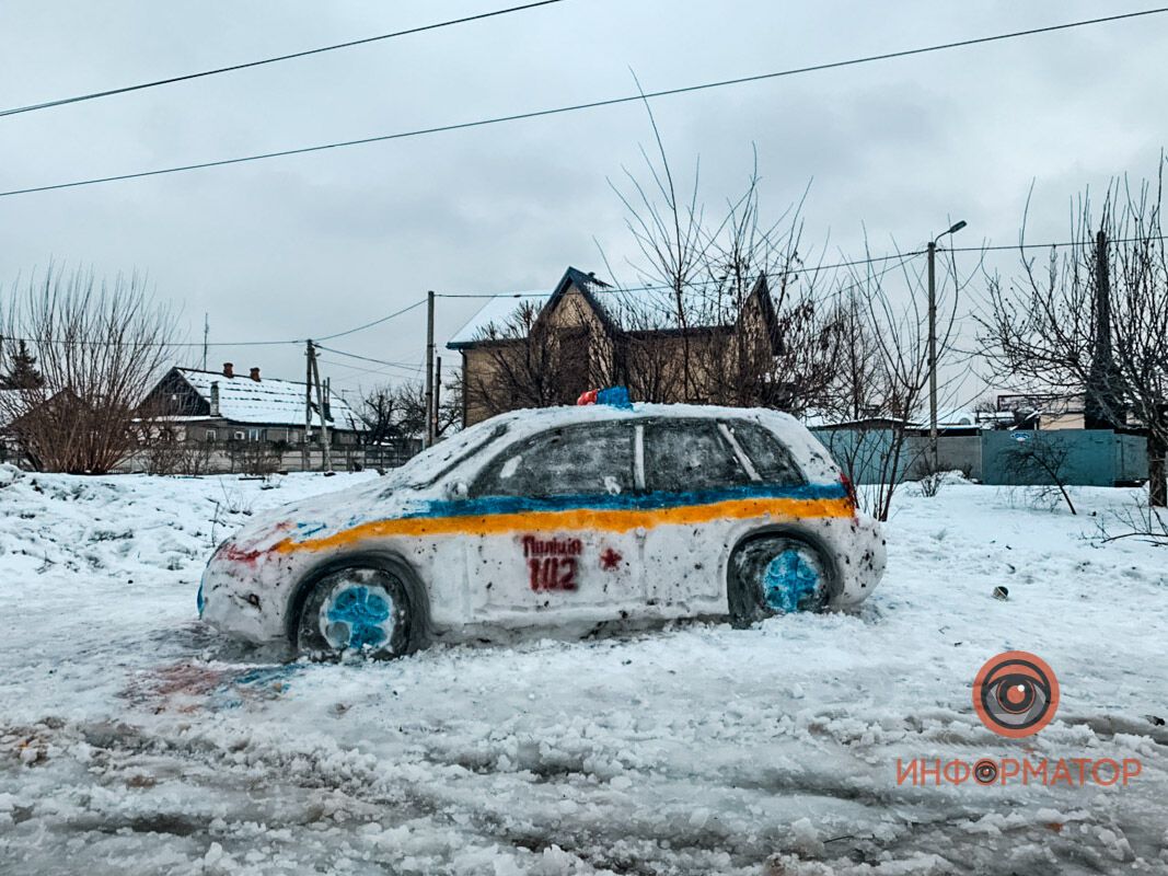 У Дніпрі зі снігу зліпили патрульну машину