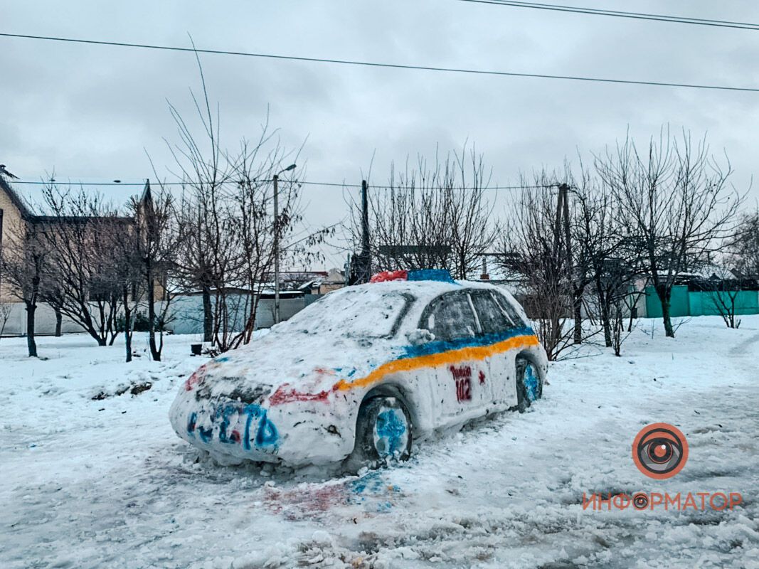 В Днепре из снега слепили патрульную машину