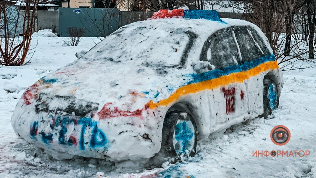 У Дніпрі зі снігу зліпили патрульну машину