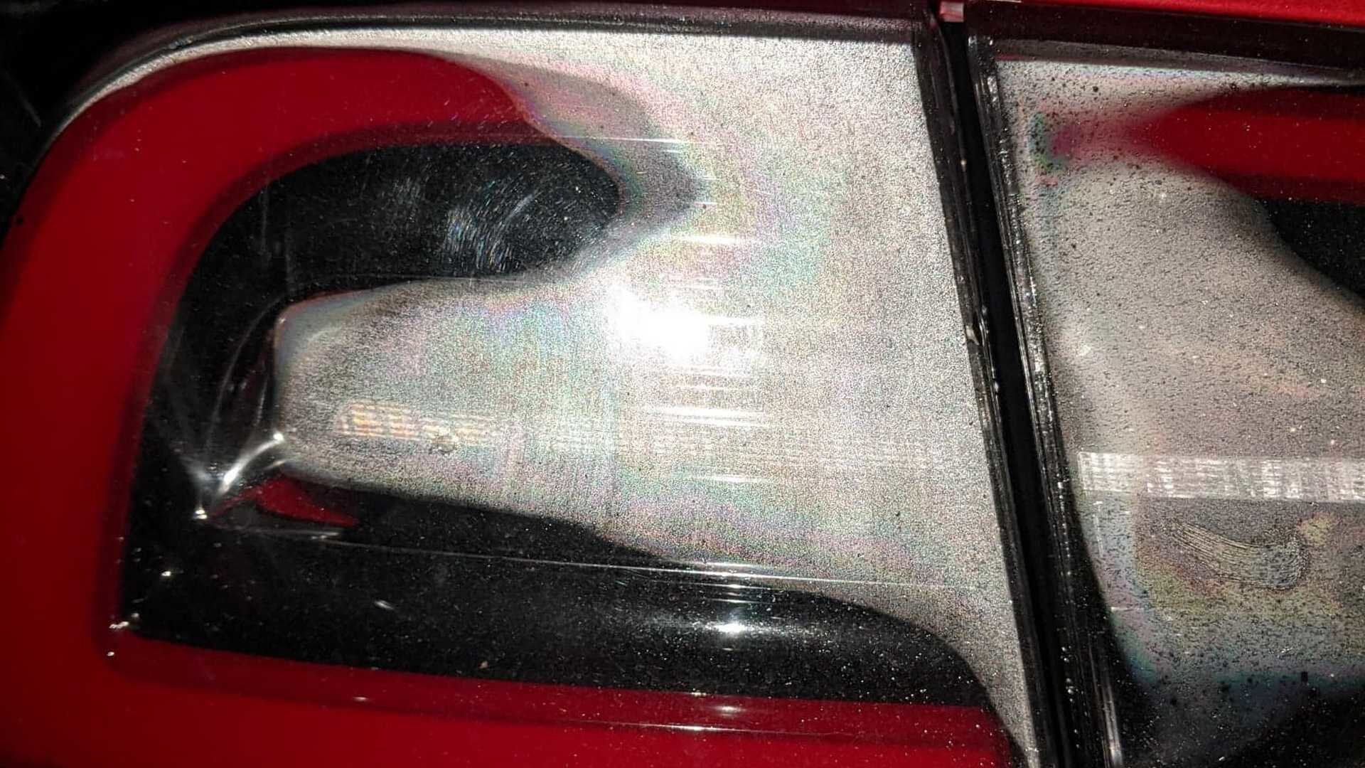 Запотевшие фонари у Tesla Model 3
