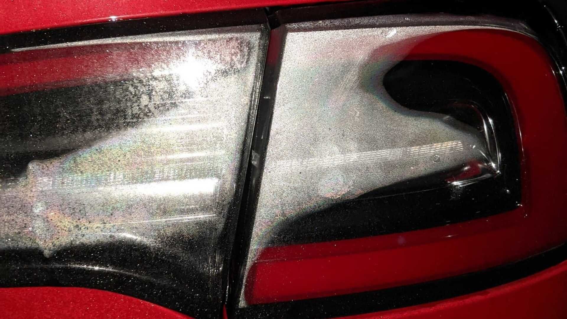 Запітнілі ліхтарі у Tesla Model 3