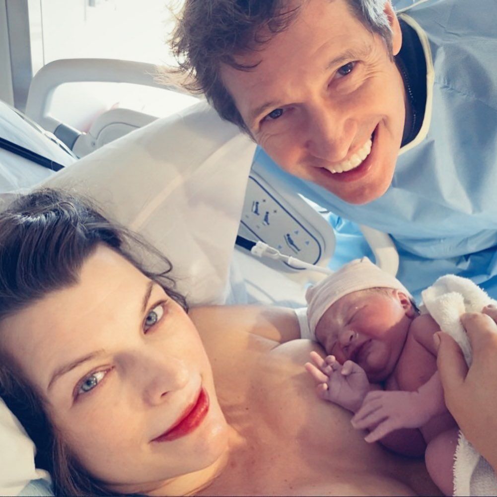 Милла Йовович с мужем и новорожденной Ошин