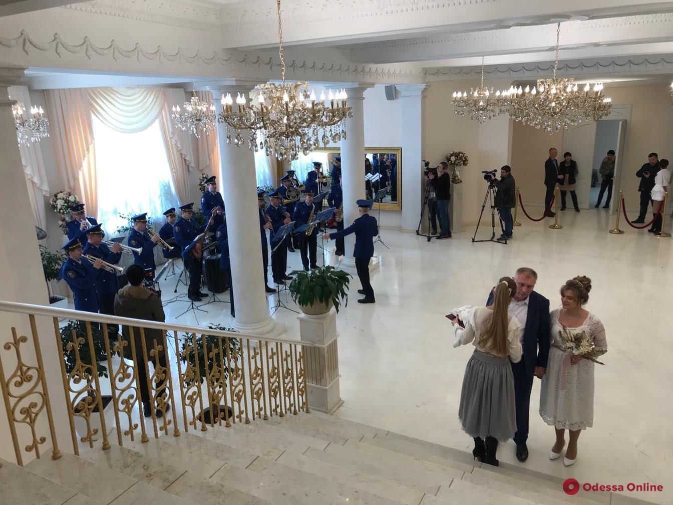 В Одесі Нацгвардія яскраво привітала молодят із Днем закоханих