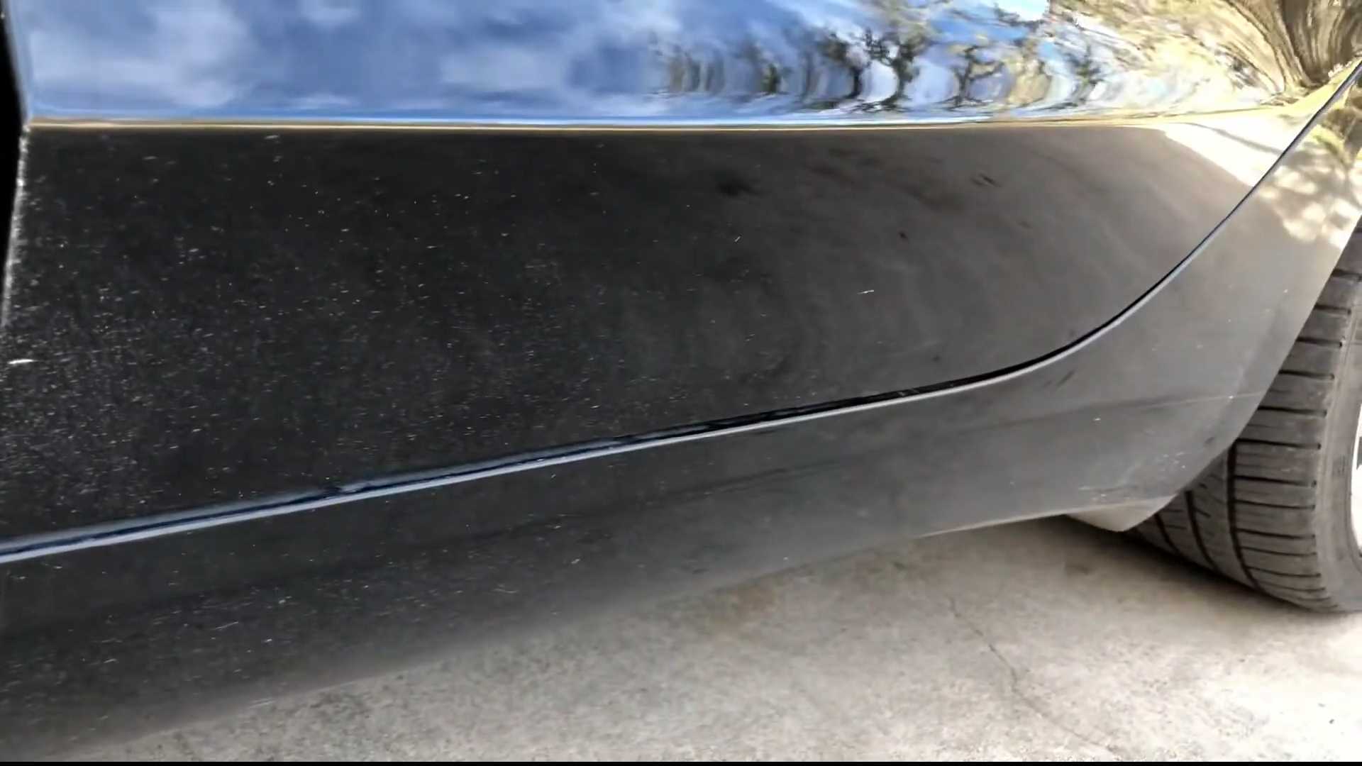 Износ лакокрасочного покрытия у Tesla Model 3