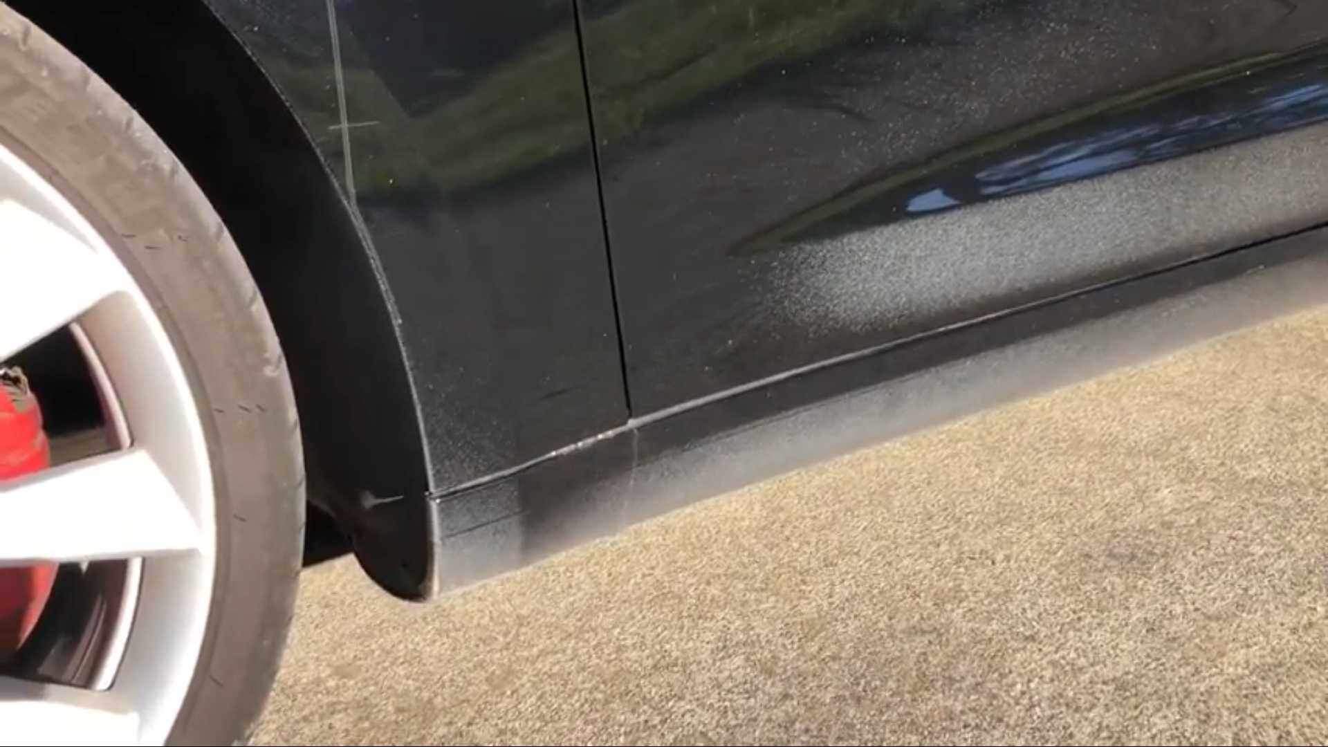 Знос лакофарбового покриття у Tesla Model 3