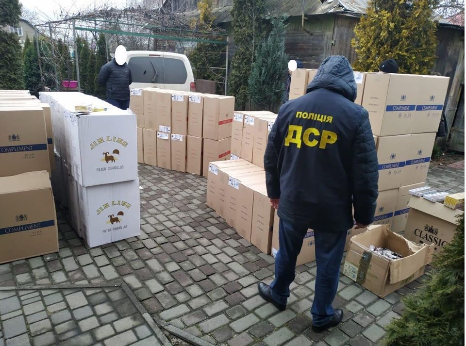 На Донбасі викрито рекордну контрабанду цигарок з "ДНР": з'явилися фото