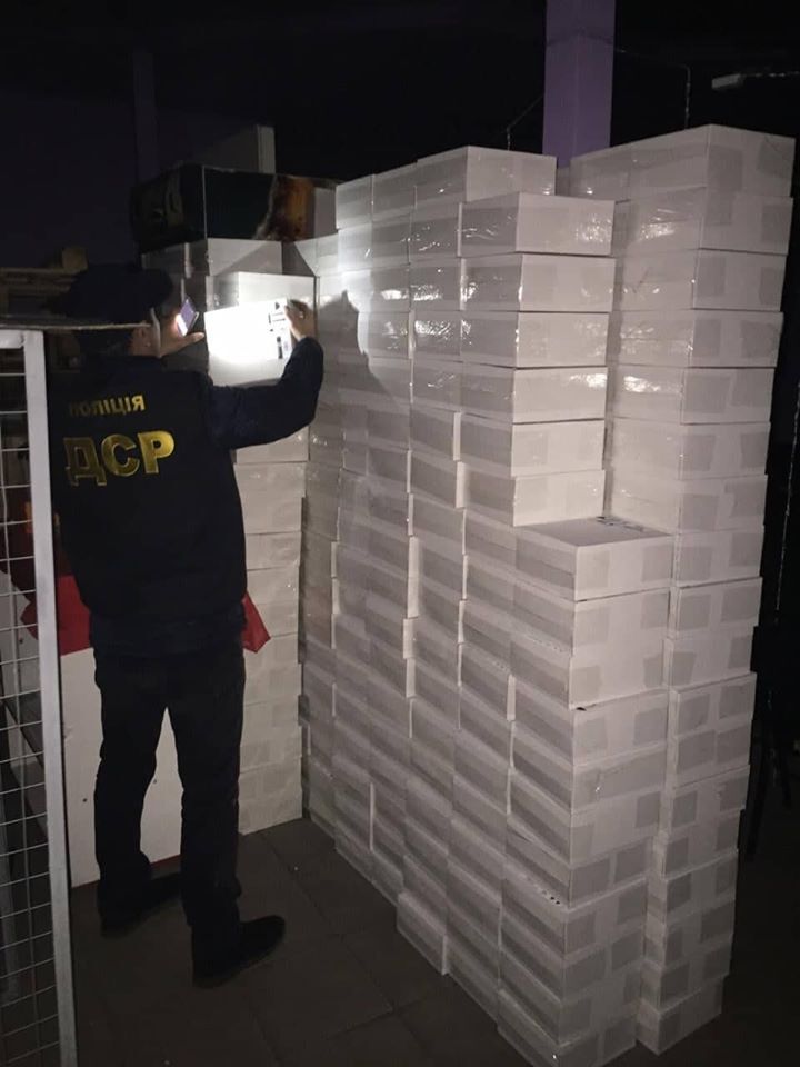 На Донбассе разоблачили рекордную контрабанду сигарет из "ДНР": появились фото