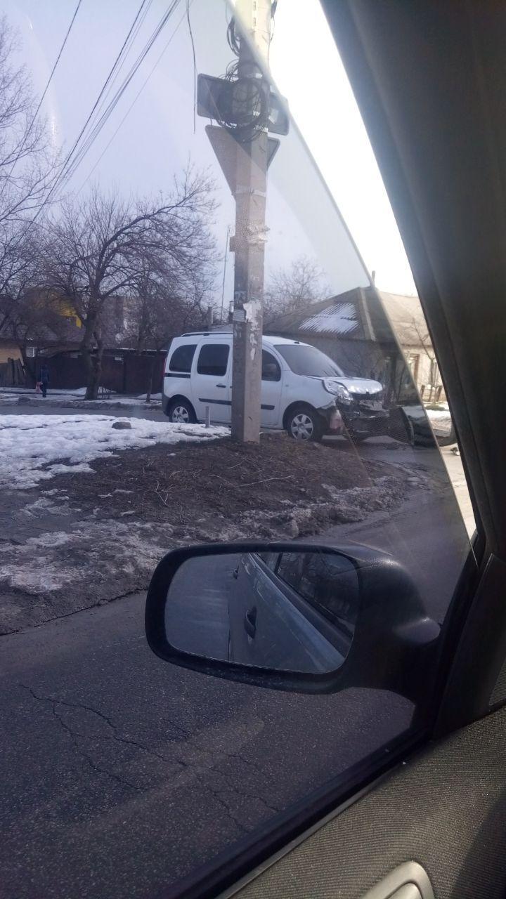 В Днепре на перекрестке произошло серьезное ДТП: одна машина перевернулась на крышу. Видео