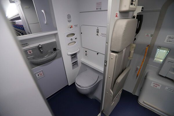 "Смертельная опасность": бортпроводник раскрыл правду о туалетах в самолете