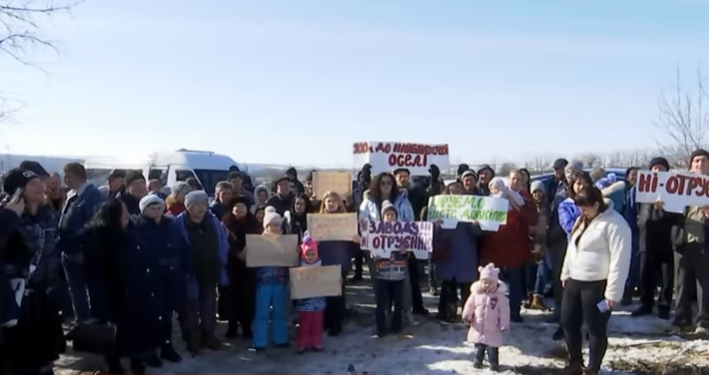 Під Дніпром люди збунтувалися проти токсичного виробництва. Відео