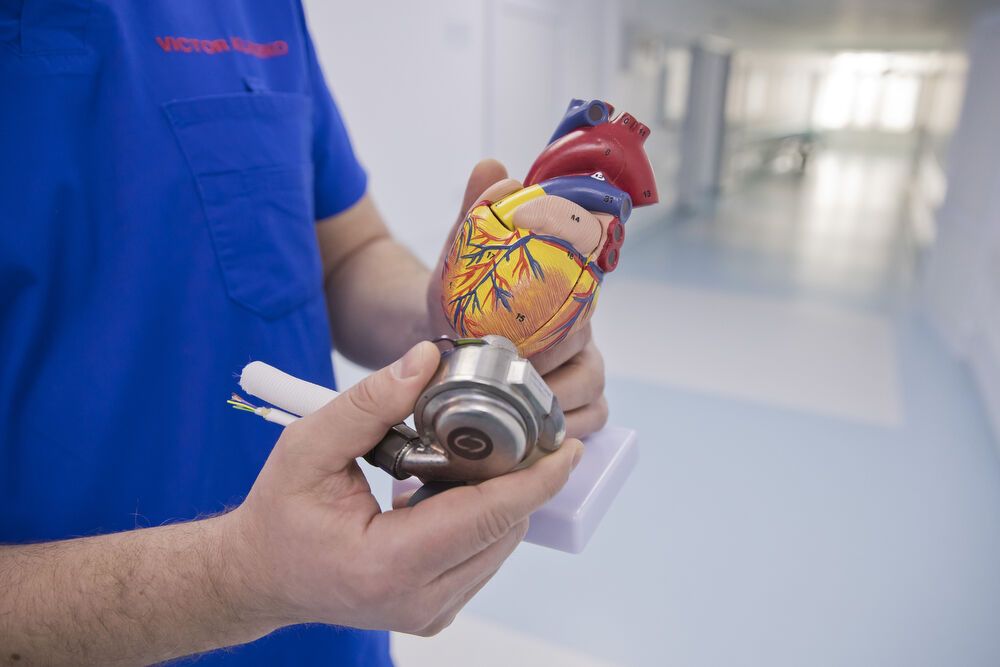 Киевлянину впервые в Украине имплантировали механическое сердце: Кличко раскрыл подробности