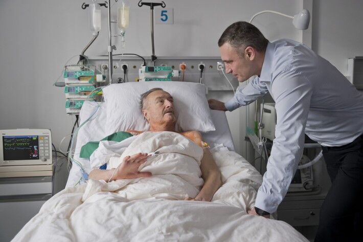 Киевлянину впервые в Украине имплантировали механическое сердце: Кличко раскрыл подробности