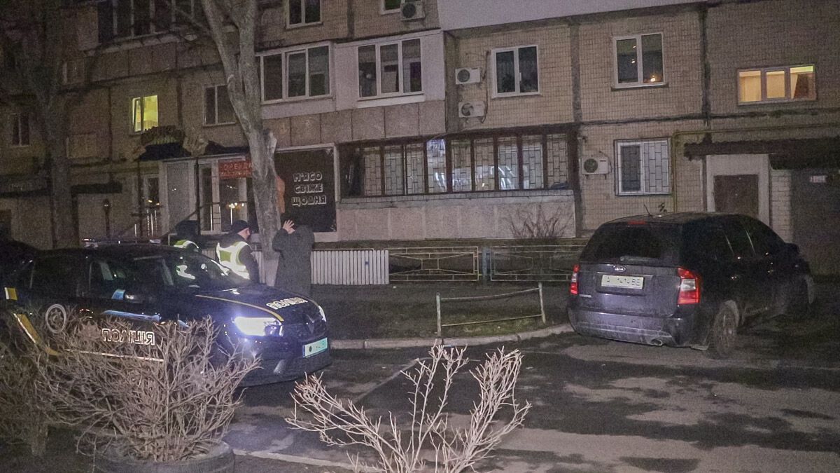 У Києві з вікна багатоповерхівки викинувся чоловік