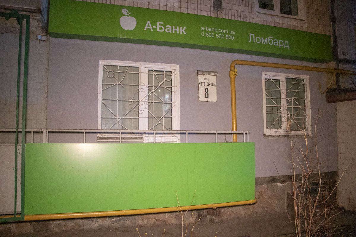 В Киеве из окна многоэтажки выбросился мужчина