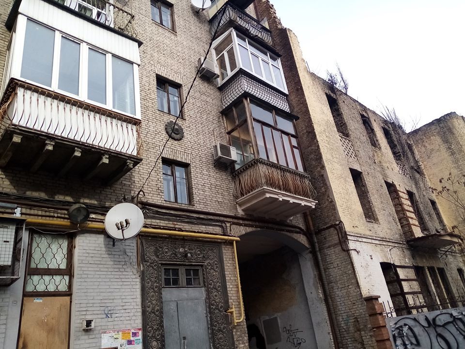 Дома рядом с "царем-балконом" на улице Саксаганского в Киеве