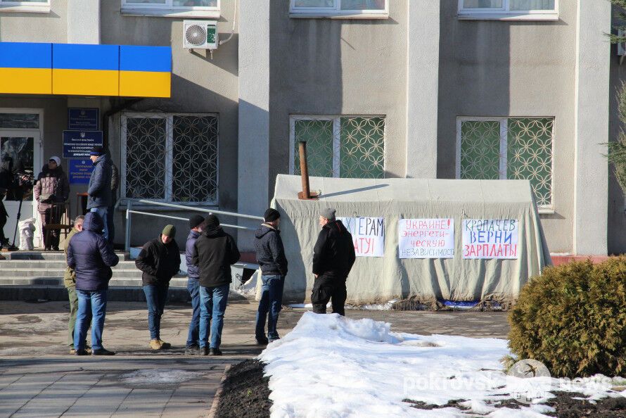 Приковали себя цепями к канистрам с бензином: протесты горняков на Донбассе набирают оборотов