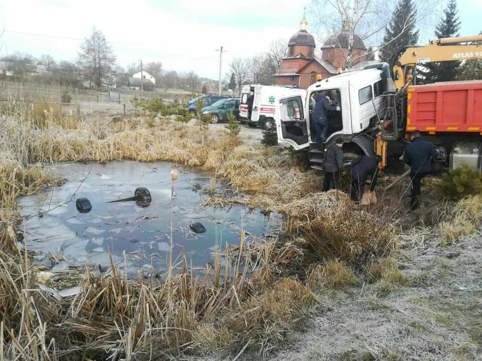 Автомобіль злетів у водойму поряд із церквою