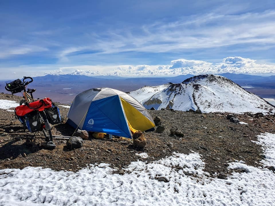 Руслан Верин на велосипеде покорил вулкан Утурунку высотой 6020 метров