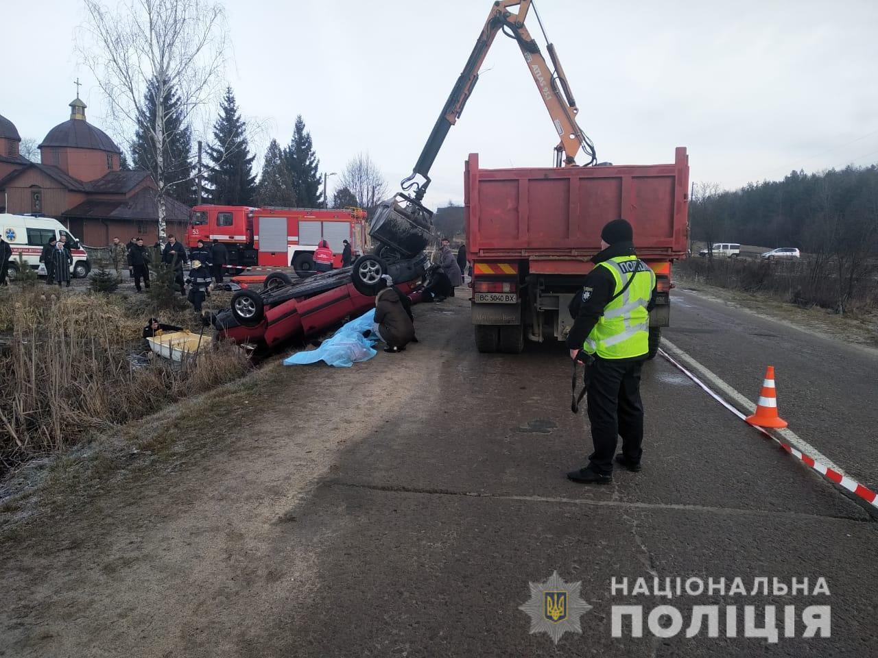 Автомобиль слетел в водоем