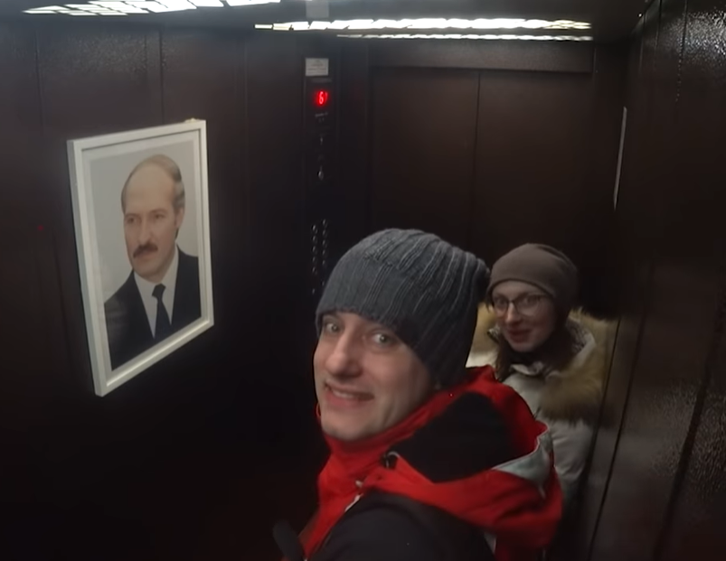 Реакция белорусов на портрет Лукашенко в лифте