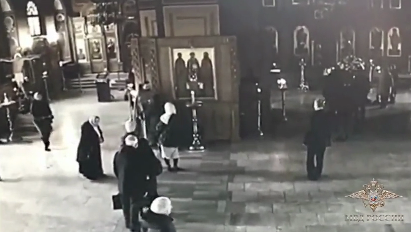 Момент нападу в московському храмі святителя Миколая Чудотворця