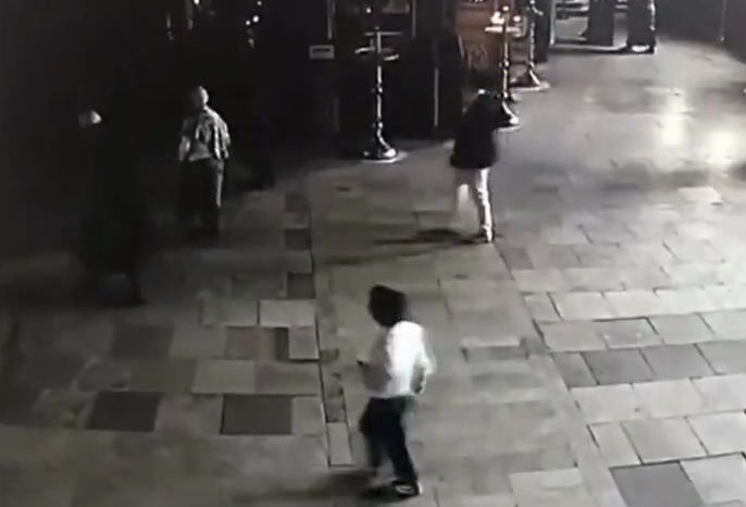 Момент нападения в московском храме святителя Николая Чудотворца