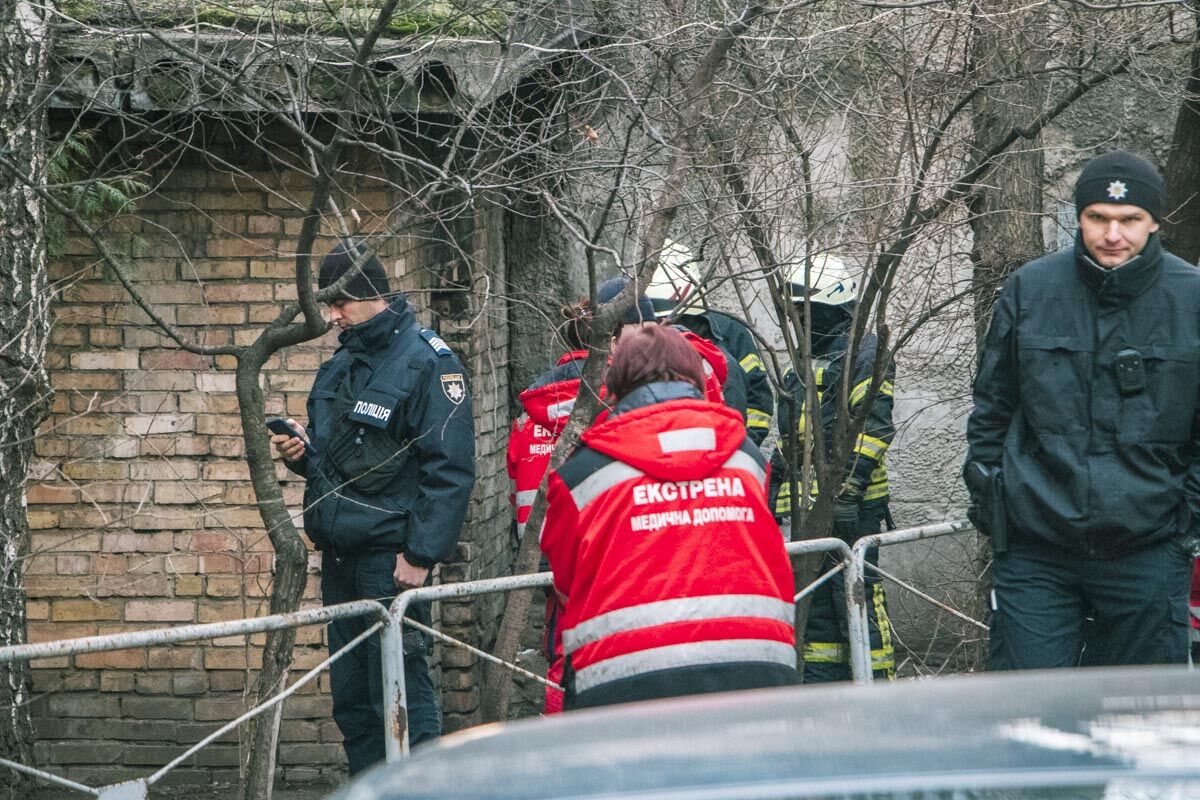 В Киеве в подвале нашли труп и мужчину без сознания