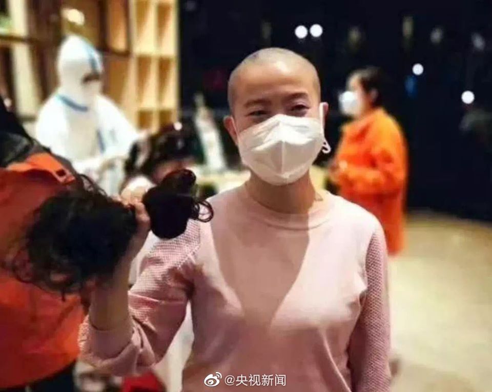 В Китае медсестер и врачей попросили отрезать волосы, чтобы медицинская шапочка плотнее прилегала к голове и не пропускала вирус