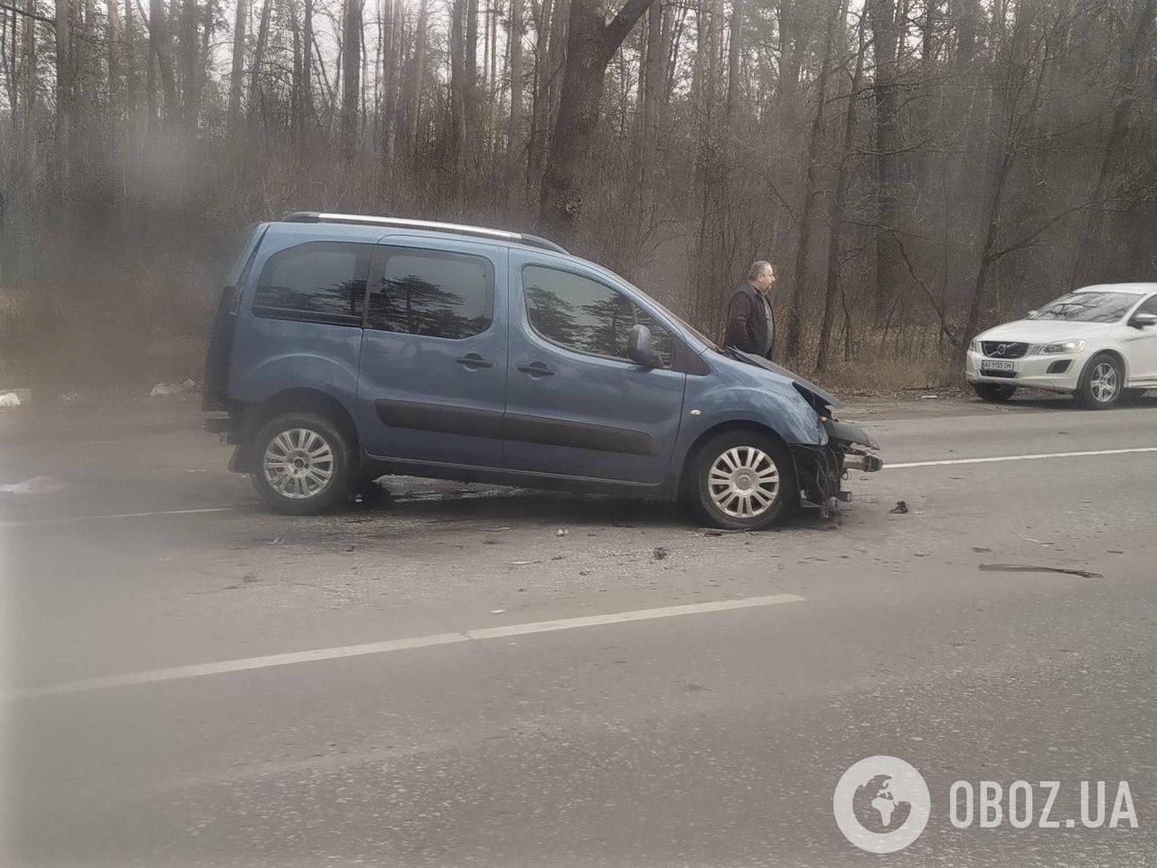 Под Киевом лоб в лоб столкнулись два авто