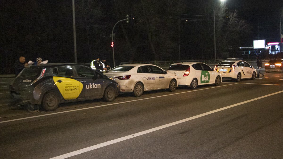 В Киеве столкнулись авто Bolt, Uber и Uklon - новости Киева | OBOZ.UA