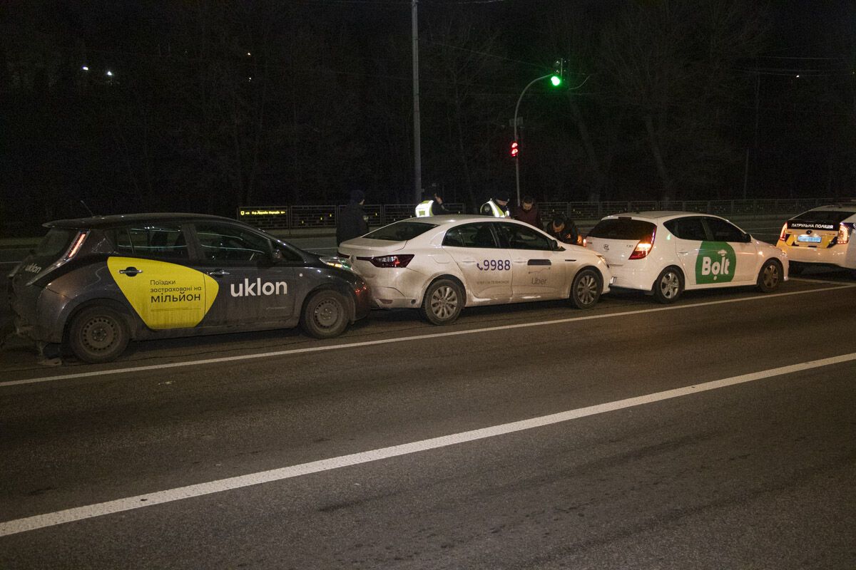 В Киеве столкнулись авто Bolt, Uber и Uklon