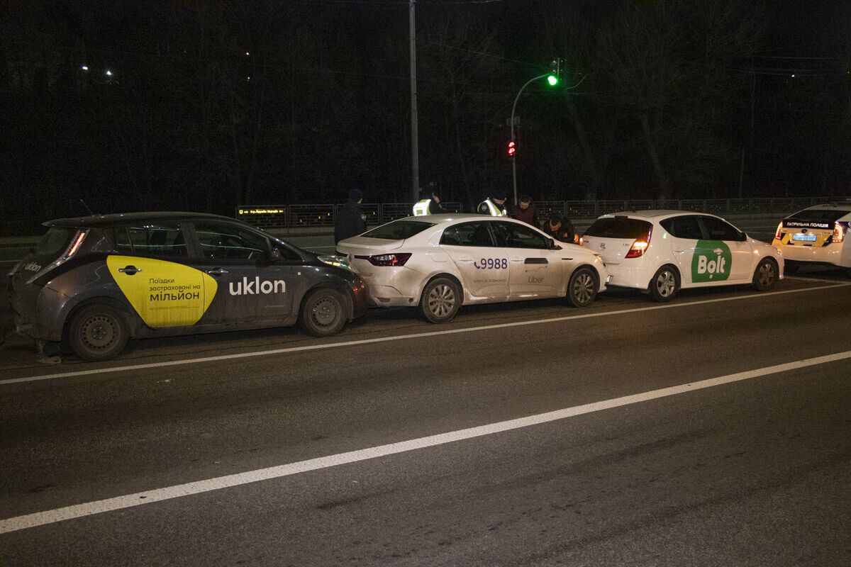 В Киеве столкнулись авто Bolt, Uber и Uklon - новости Киева | OBOZ.UA