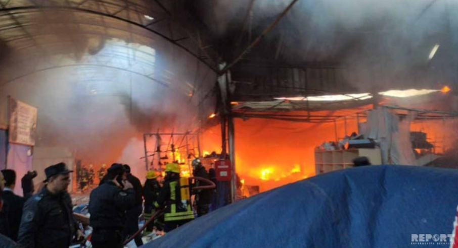 У Баку спалахнув найбільший торговий центр "Садарак"