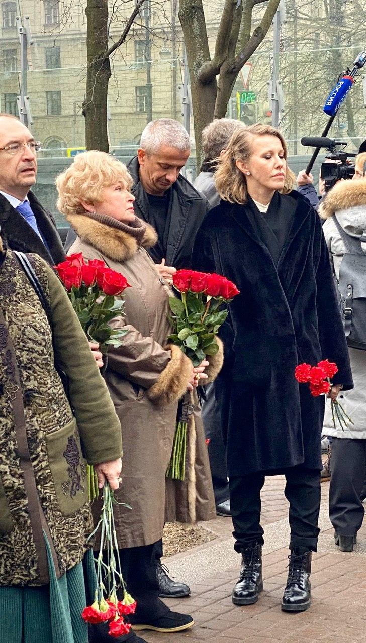 Людмила Нарусова и Ксения Собчак у памятника Собчаку в годовщину его смерти