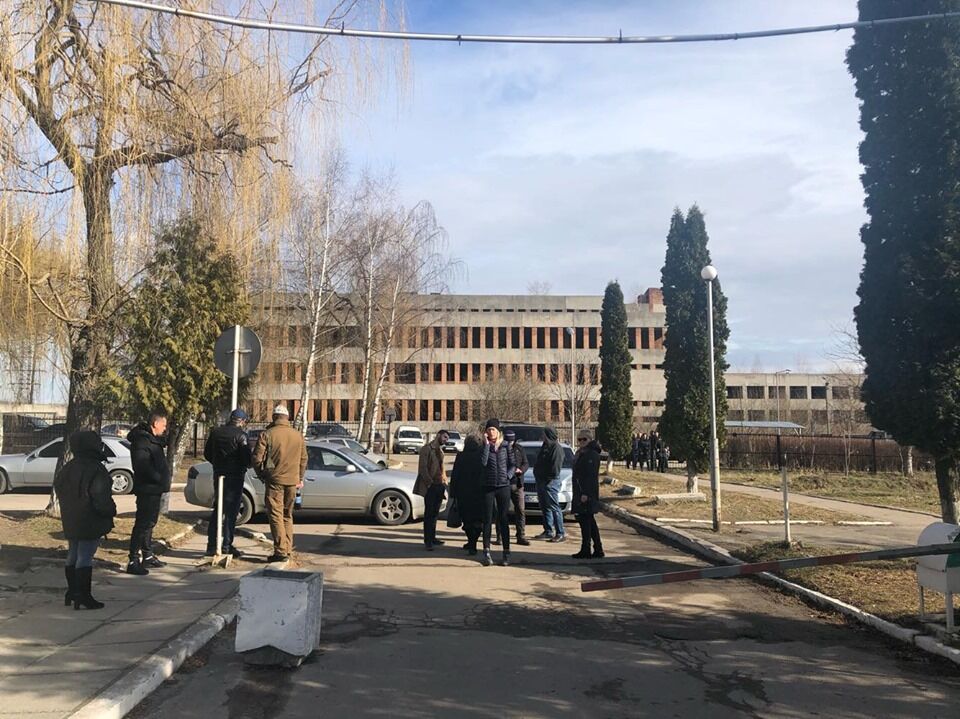 Жители Винников перекрыли въезд в госпиталь из-за коронавируса