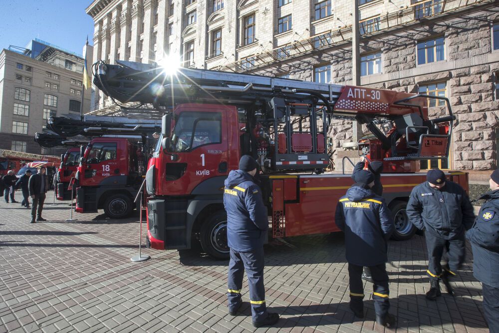 В Киеве спасателям приобрели новые авто и снаряжения. Фото
