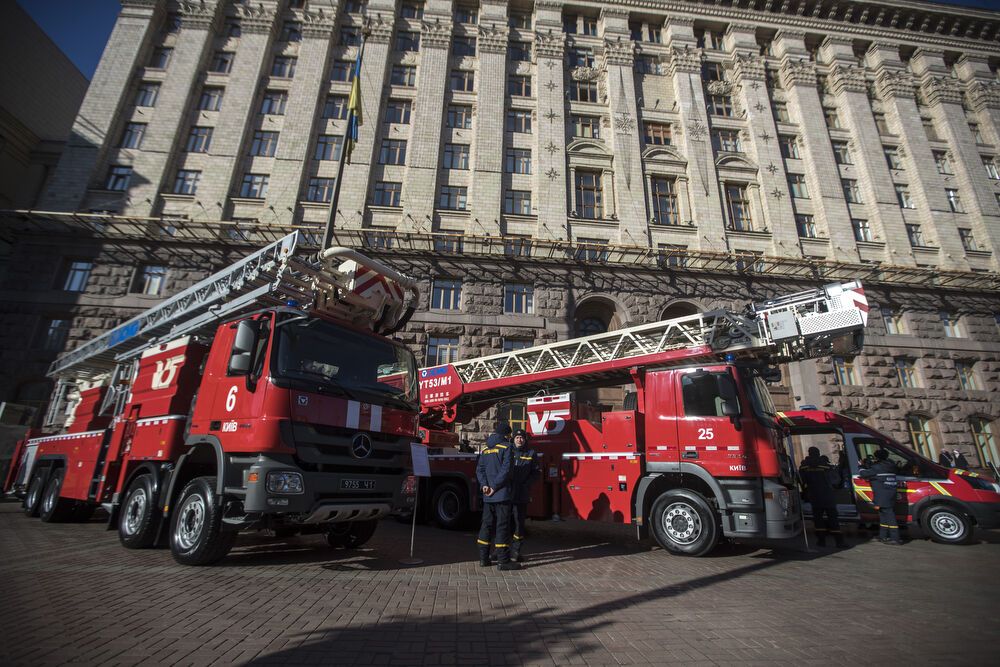 У Києві рятувальникам придбали нові авто та спорядження. Фото