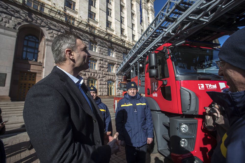 У Києві рятувальникам придбали нові авто та спорядження. Фото