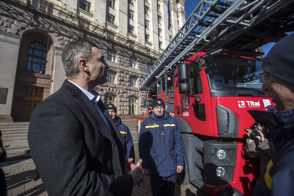 В Киеве спасателям приобрели новые авто и снаряжения. Фото