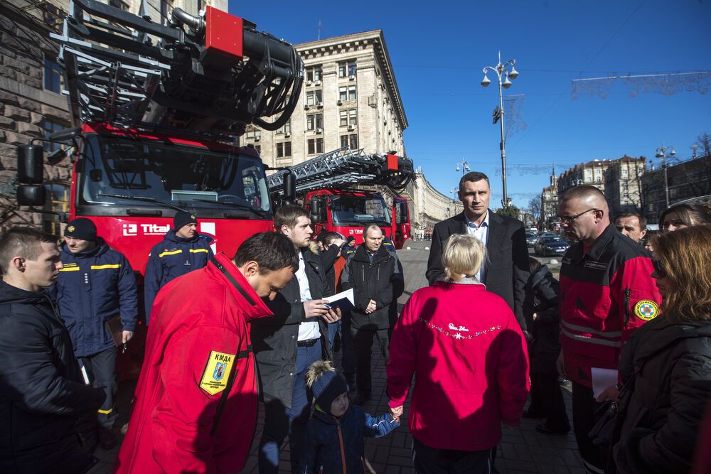 В Киеве спасателям приобрели новые авто и снаряжения. Фото