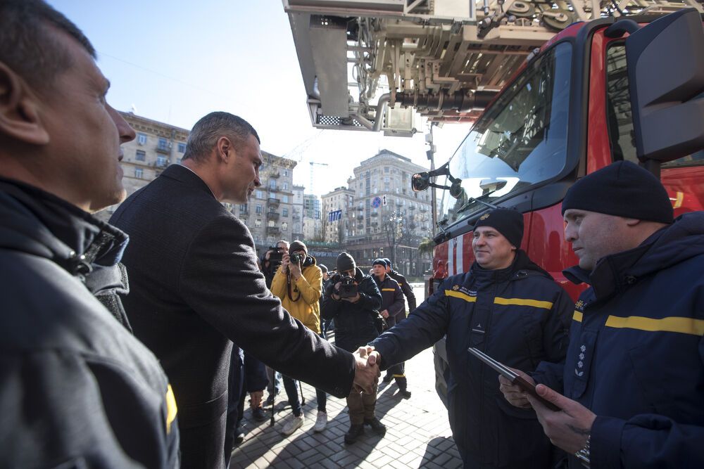 У Києві рятувальникам придбали нові авто та спорядження. Фото