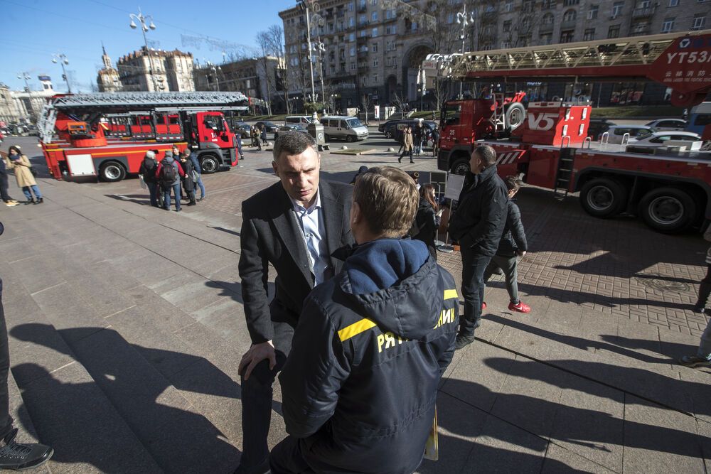 В Киеве спасателям приобрели новые авто и снаряжения. Фото
