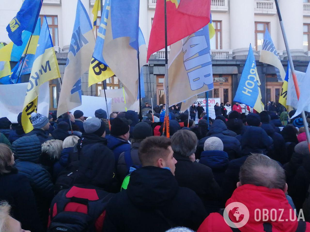 У Києві під Офісом президента люди зібралися на масові мітинги
