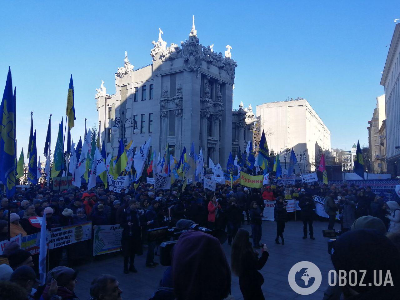 В Киеве под Офисом президента люди собрались на массовые митинги