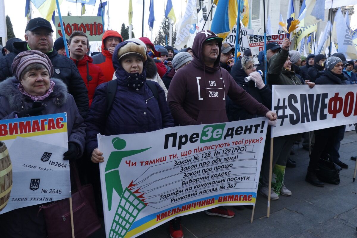 У Києві під Офісом президента люди зібралися на масові мітинги