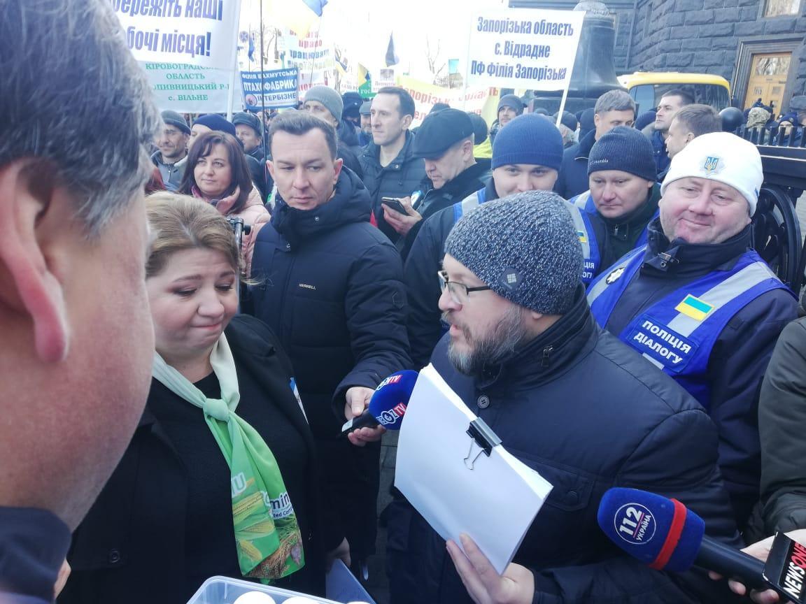 В Киеве под Кабмином собрались 6 тысяч аграриев