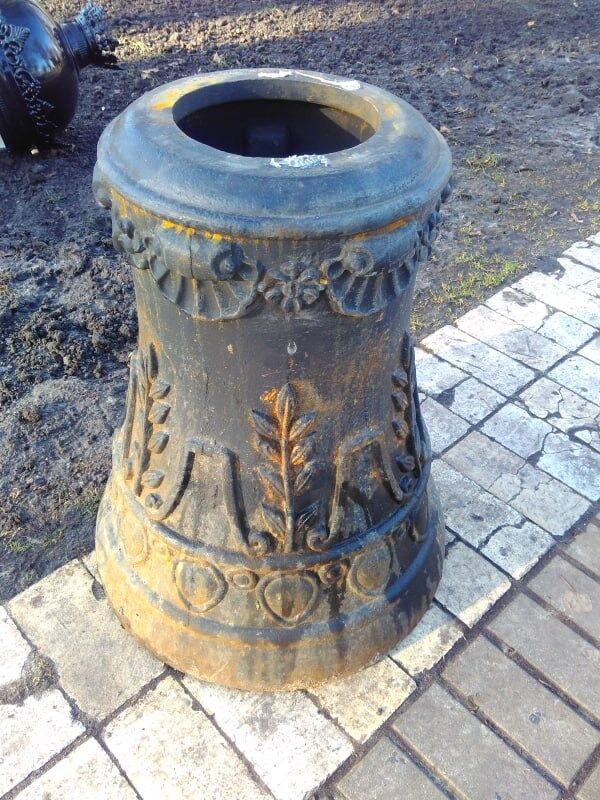 Ліхтарі в Маріїнському парку поржавіли